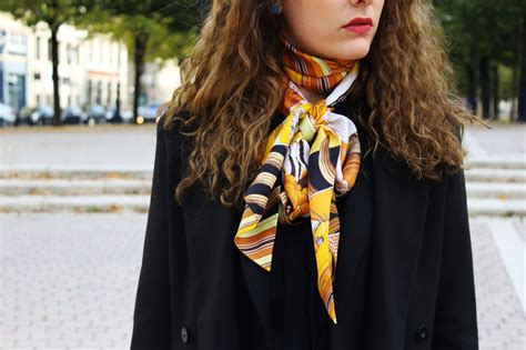 comment porter foulard hermes|L'Art de Porter un Foulard Hermès 90×90 : nos conseils.